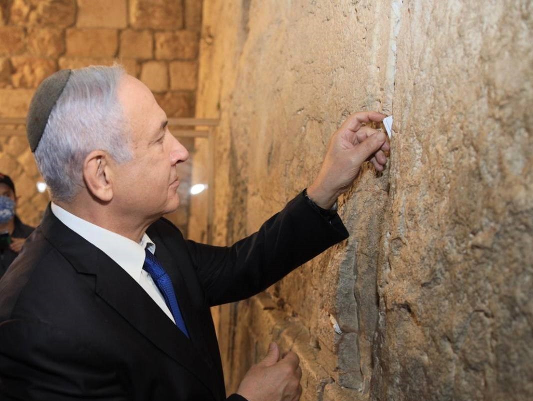 הפתקים של רה"מ נתניהו ורעייתו שרה שהוטמנו בין אבני הכותל המערבי