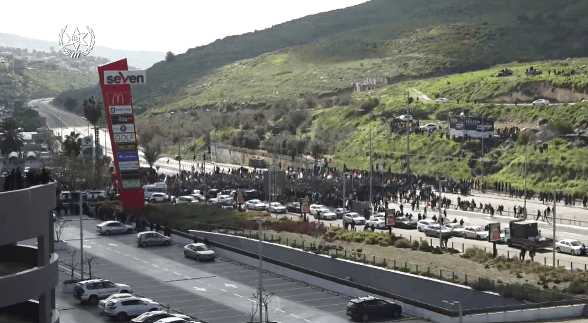 הפרות הסדר באום אל פאחם: יידויי אבנים לעבר המשטרה | ההמון התנפל על מנסור עבאס