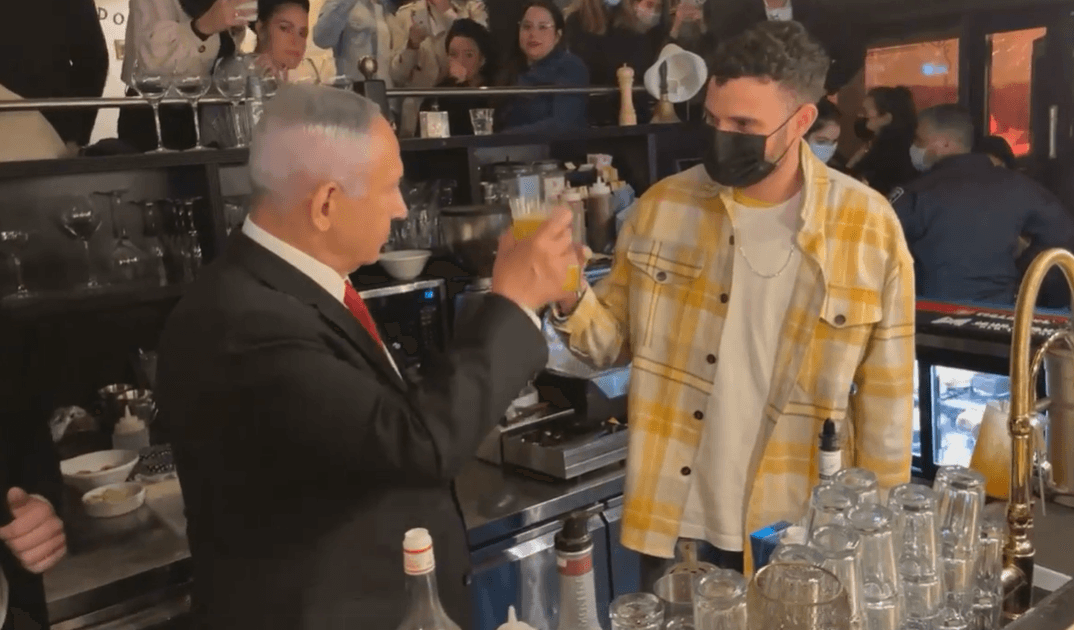 ראש הממשלה יצא להרים 'לחיים' בבר בירושלים | צפו
