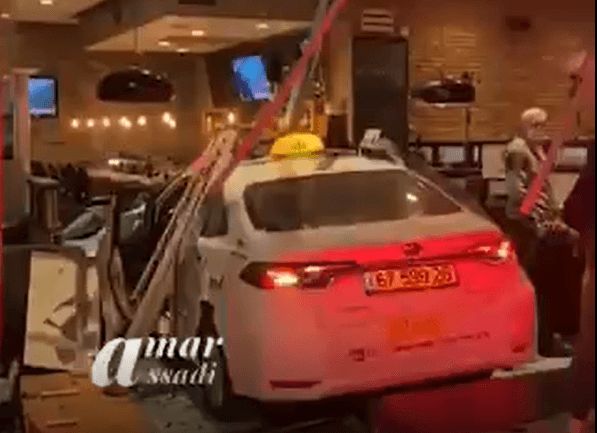 איבד שליטה ונכנס למסעדה | תיעוד הרגעים לאחר ההתנגשות