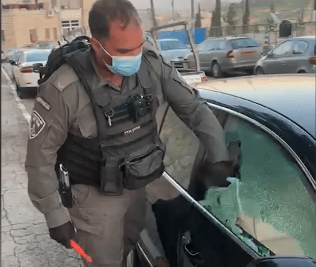 ילד נלכד ברכב, לוחם ניפץ את החלון וחילץ אותו | תיעוד