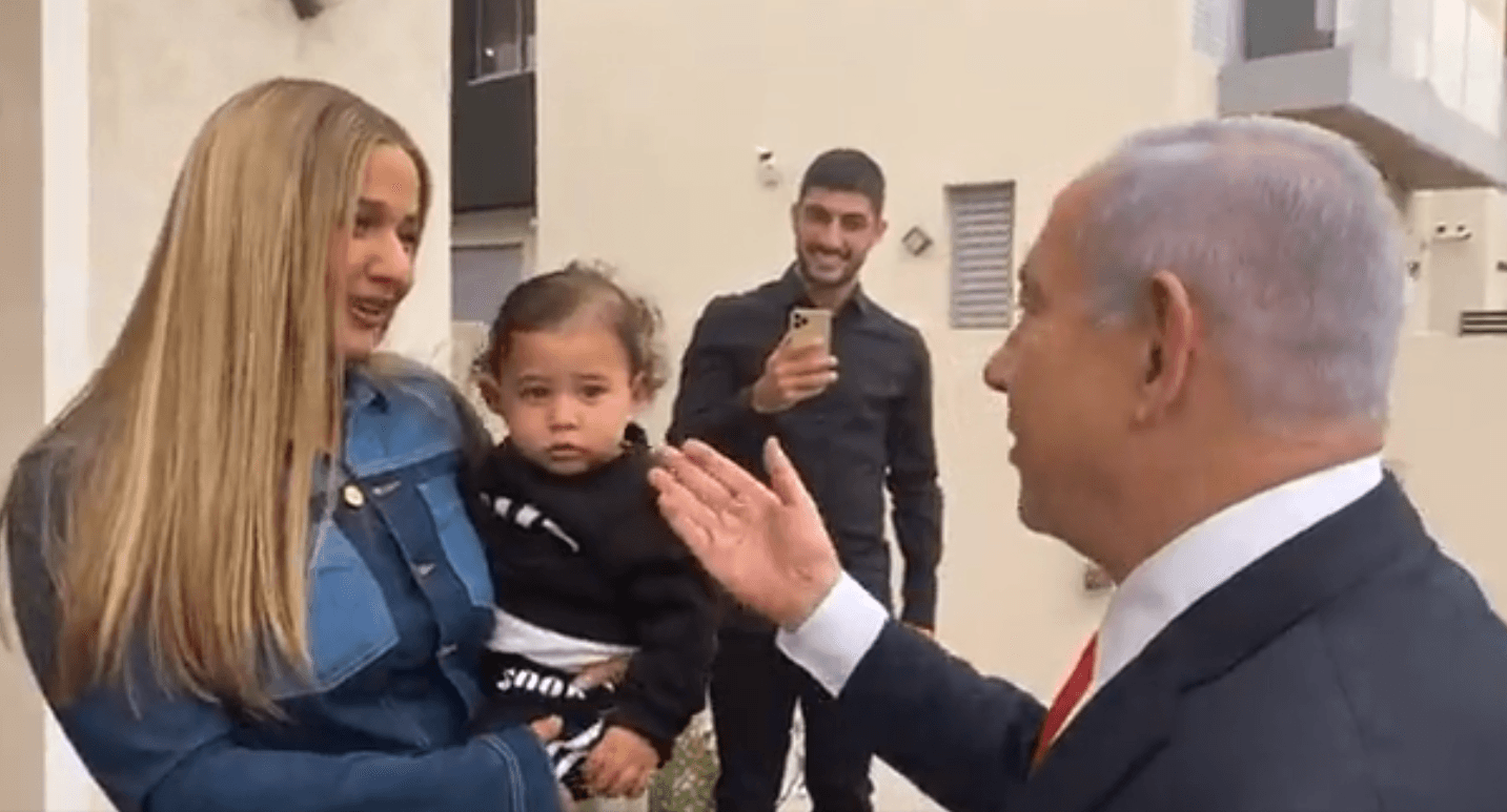 צפו: נתניהו הגיע להוציא את עדן בן זקן לקלפי