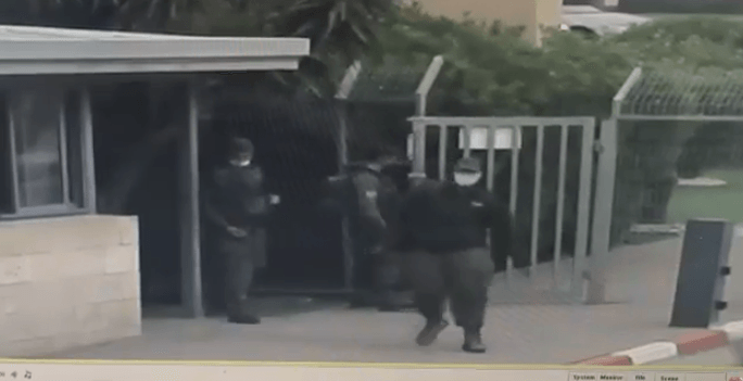 באין מפריע: נכנס לבסיס, וגנב נשק מחייל | תיעוד