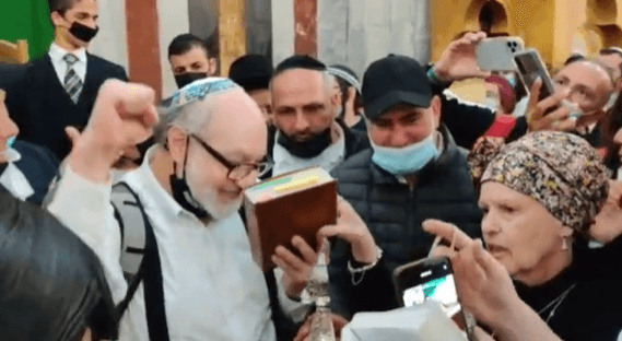 יהונתן פולארד בביקור במערת המכפלה. קרדיט: דוברות חברון