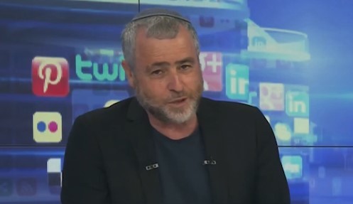 שמעון ריקלין מותקף במהלך שידור בכיכר הבימה