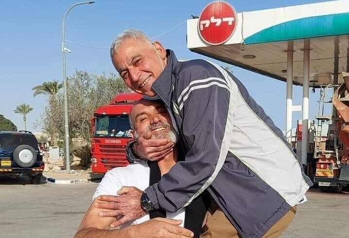 המחבל חוגג את שחרורו. קרדיט: רשתות ערביות