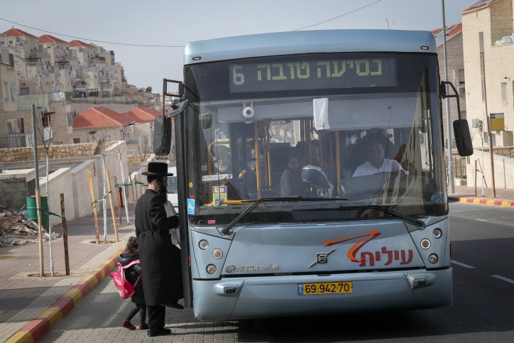 נהג אוטובוס כלא, תקף וקילל נוסע חרדי; המשטרה סגרה את התיק