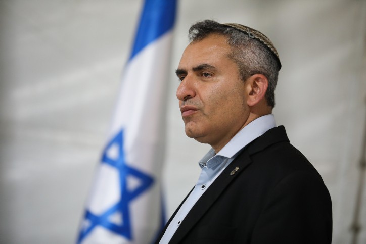 פעילי ימין הפגינו מול ביתו של אלקין - שהגיב בחריפות