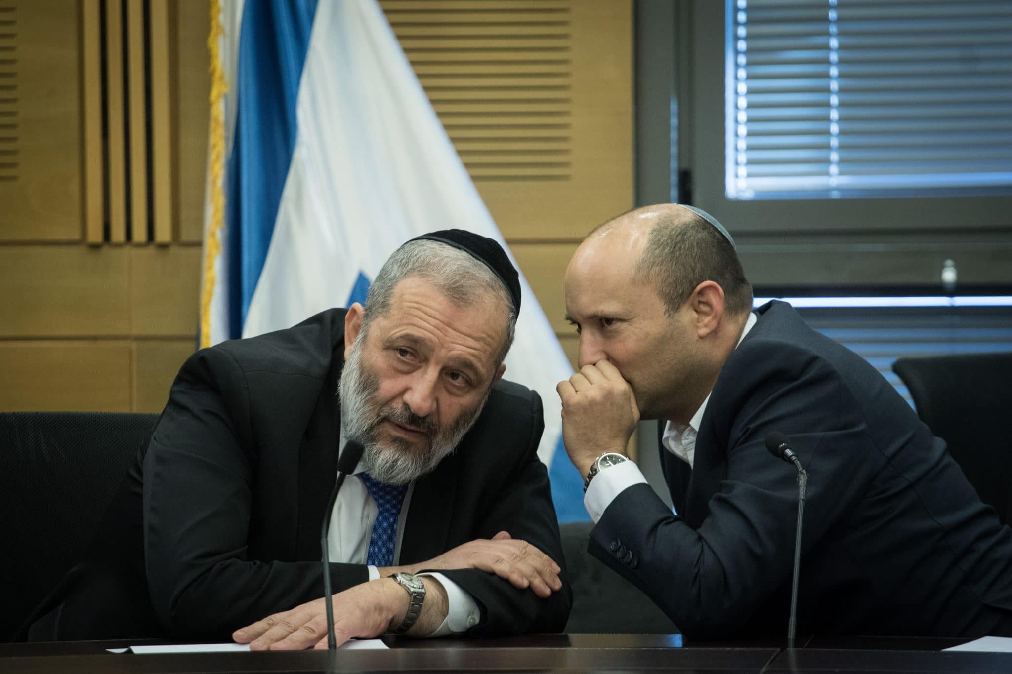 המתקפות ההדדיות בין בנט לש"ס נמשכות: "מכרת את המדינה"
