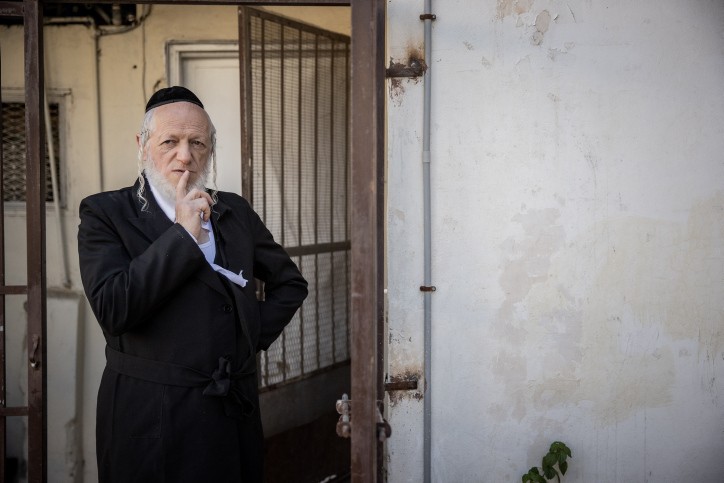 יהודה משי זהב בשבעה על אמו. צילום: יהונתן זינדל, פלאש 90