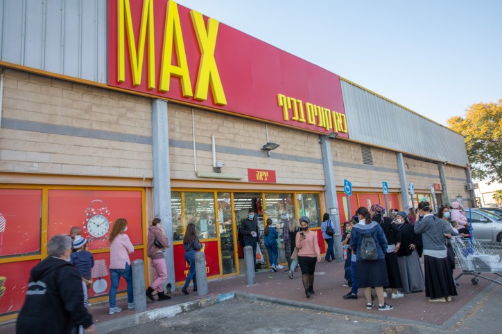 רשות המסים פשטה על משרדי מקס סטוק