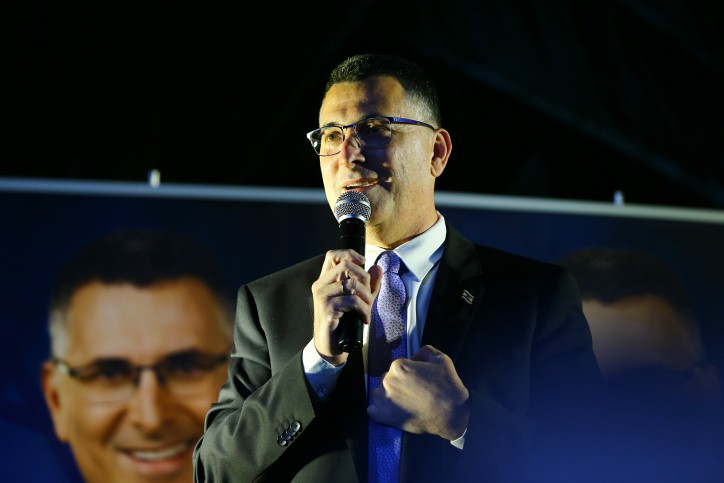 הפגנה מול בית סער: "אל תתן לעבאס להחזיק אותנו בגרון"