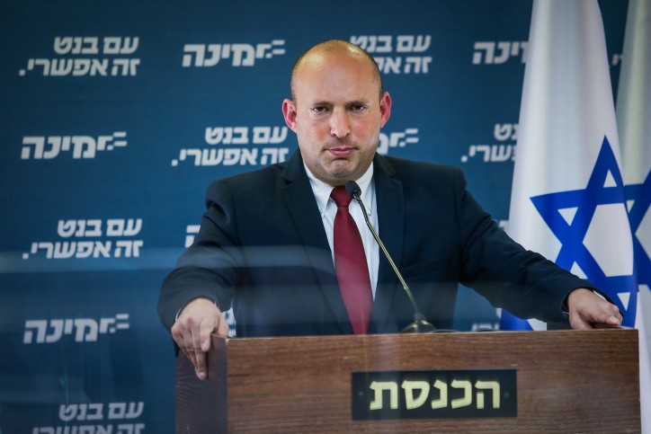 ראש הממשלה לשעבר נפתלי בנט חוזר לימינה