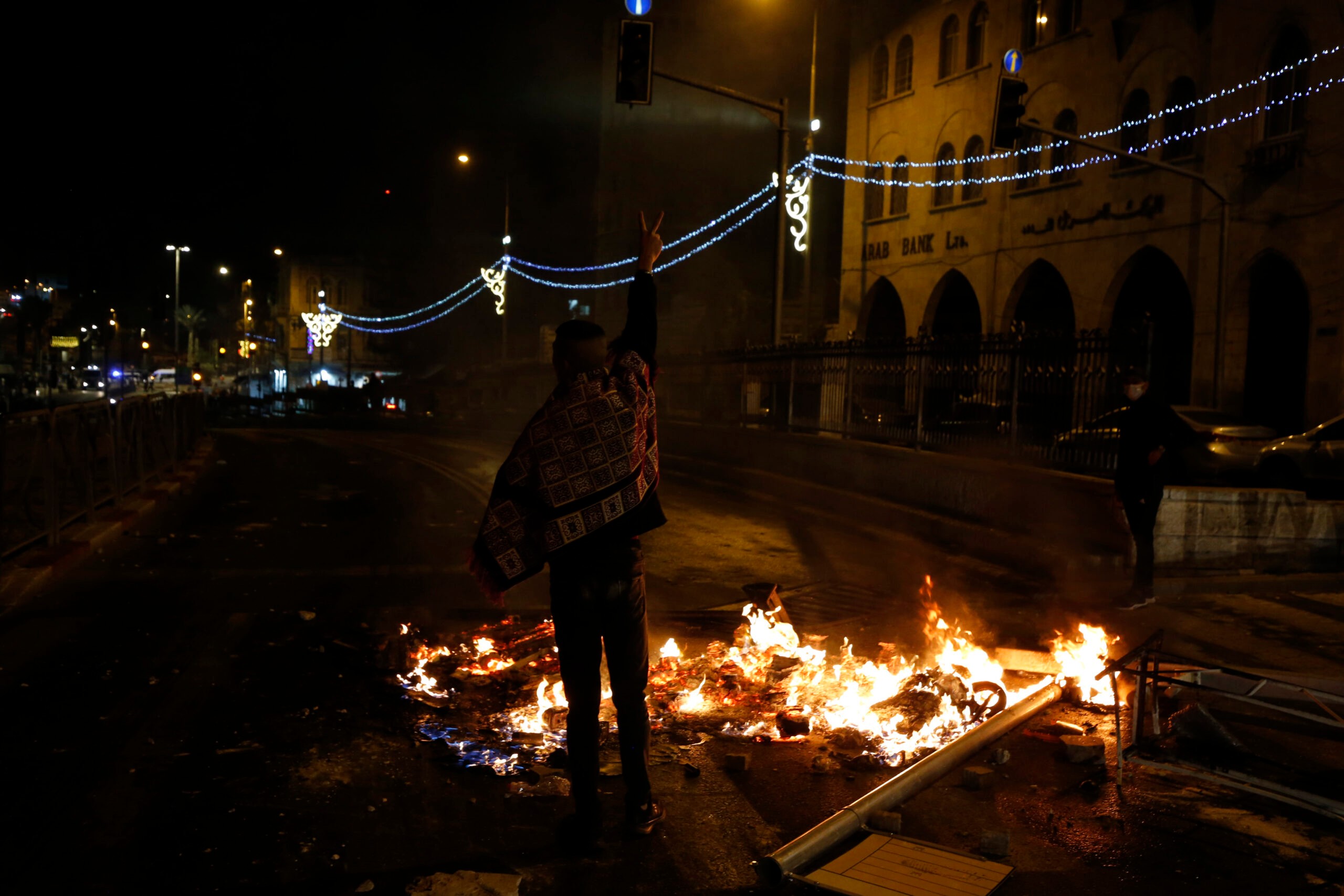 ההתפרעות הערבית נמשכת: יידוי אבנים והשלכת חפצים על כוחותינו