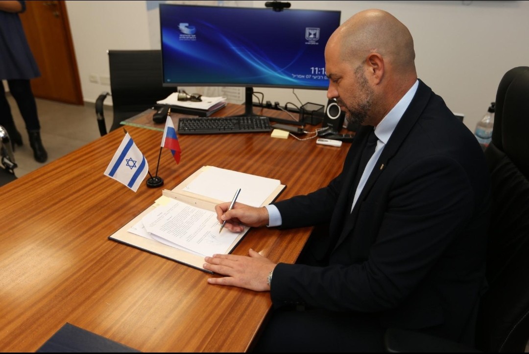 "הפרפר חי או מת": ח"כ אוחנה מציג את סיפר המשל ונמשל