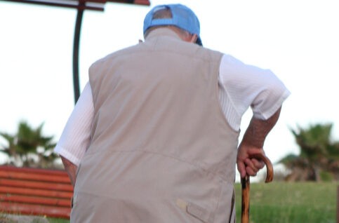 הכה ושדד איש זקן בביתו ויצא בזול