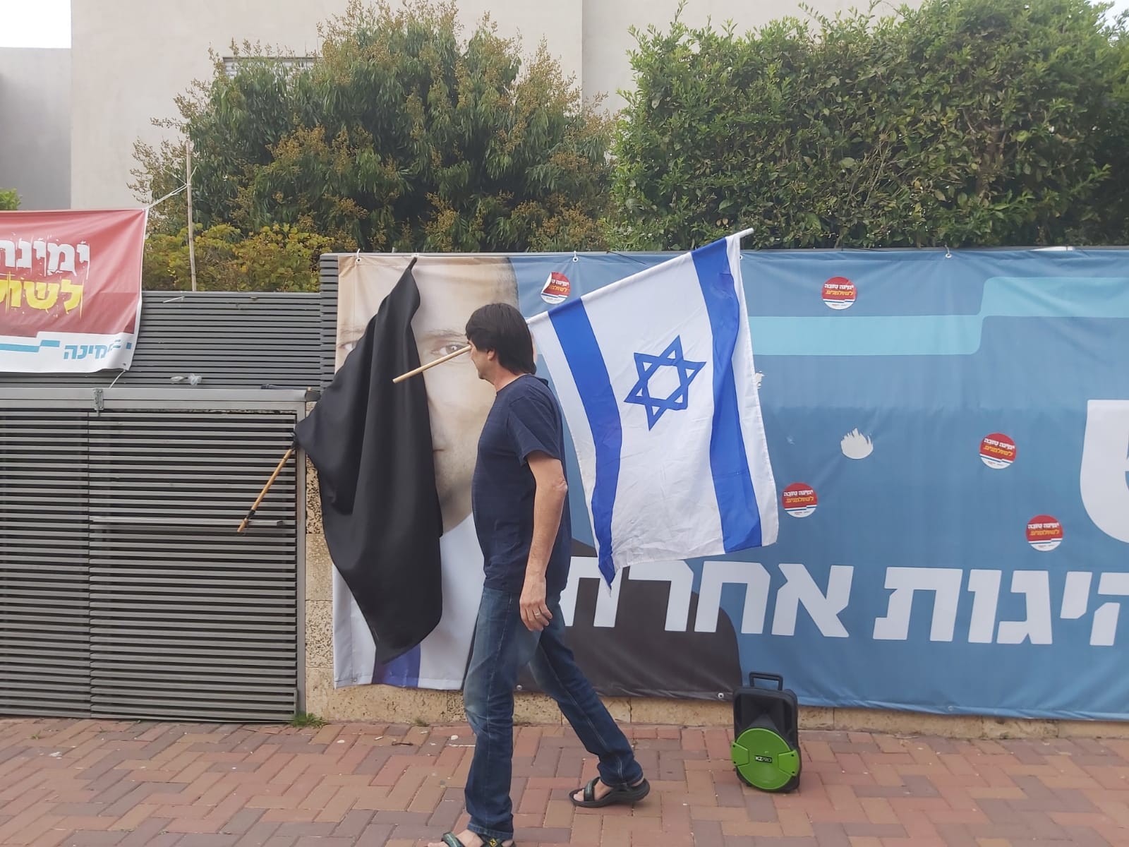 המחאה מתחילה: פעילי ימין החליפו דגל ישראל בדגל שחור מחוץ לביתו של בנט