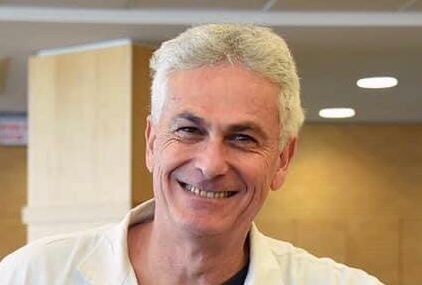 "ללא מקלחת ועם בגדים מסריחים" - הרופא חשף את עברו כהומלס