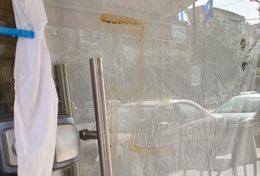 ביום השואה: צלבי קרס על חנות של חרדי