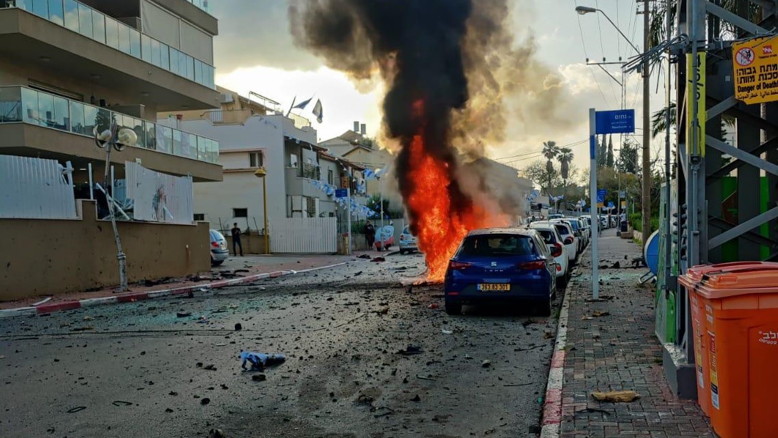 אדם אחד נהרג בפיצוץ רכב בחולון - הנסיבות בבדיקה