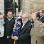 בריקודים ודמעות: פולארד הכניס ספר תורה שכתב לקבר יוסף בשכם