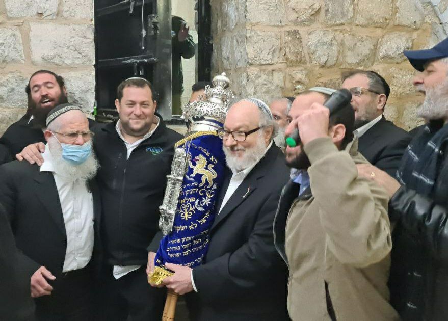 בריקודים ודמעות: פולארד הכניס ספר תורה שכתב לקבר יוסף בשכם