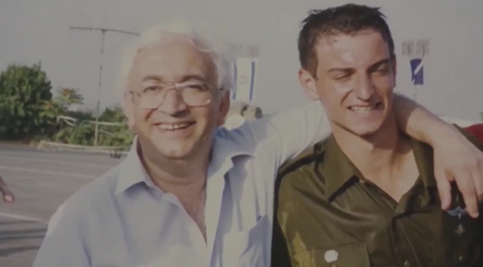 שרה ב"ק בשיחה עם אביו של סגן אודי-יהודה אלגרבלי ז"ל שהיה חברה בתיכון