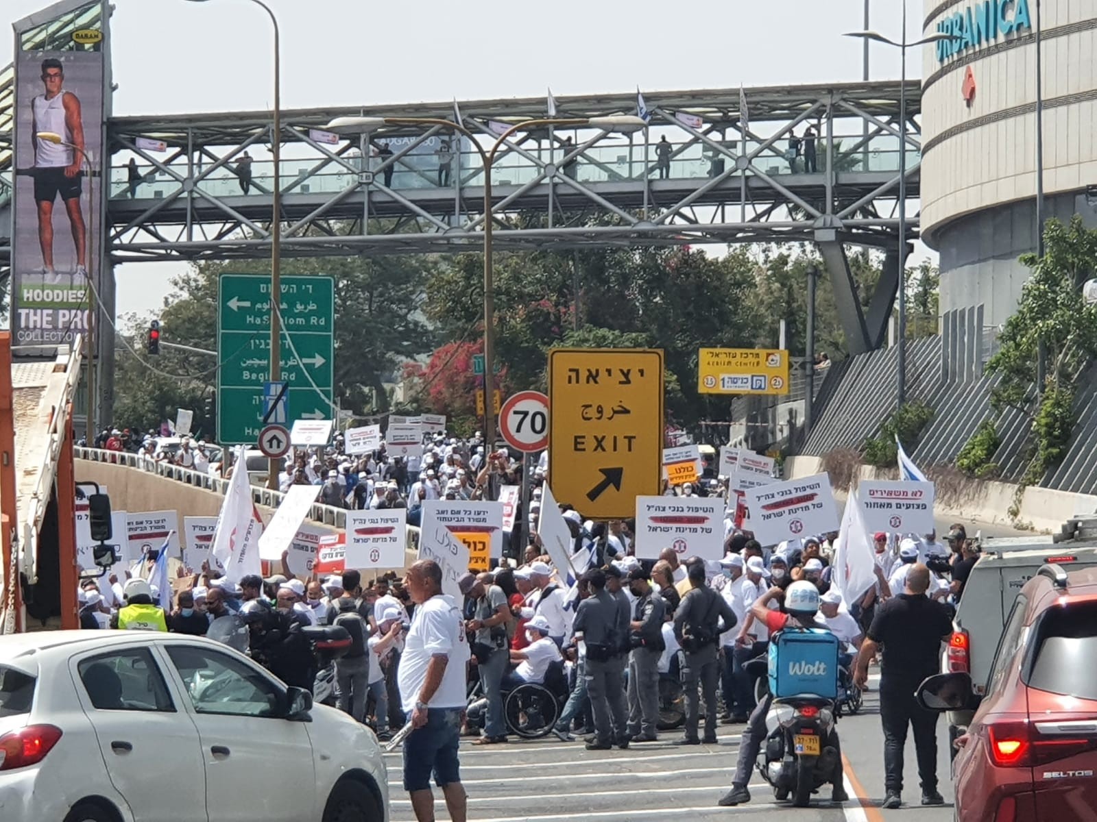 מחאת נכי צה''ל: המפגינים חוסמים את נתיבי איילון | צפו
