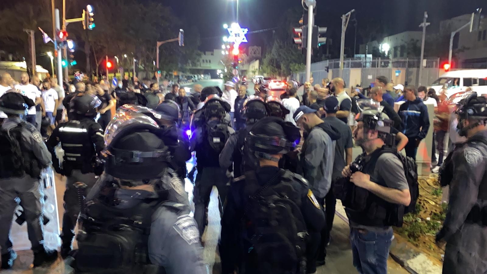 ערבים יורים זיקוקים ומשליכים אבנים לעבר שוטרים ביפו - שלושה נעצרו