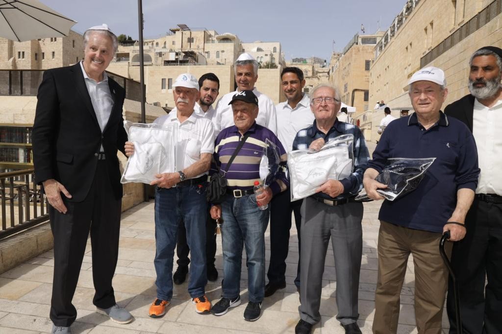 מרגש: ניצולי השואה חגגו בר מצווה בכותל