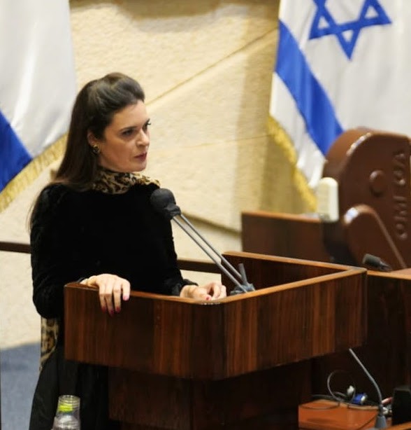 אמילי מואטי בנאום בכורה: "בעולם בלי ניסים לא הייתי עומדת מולכם" | צפו