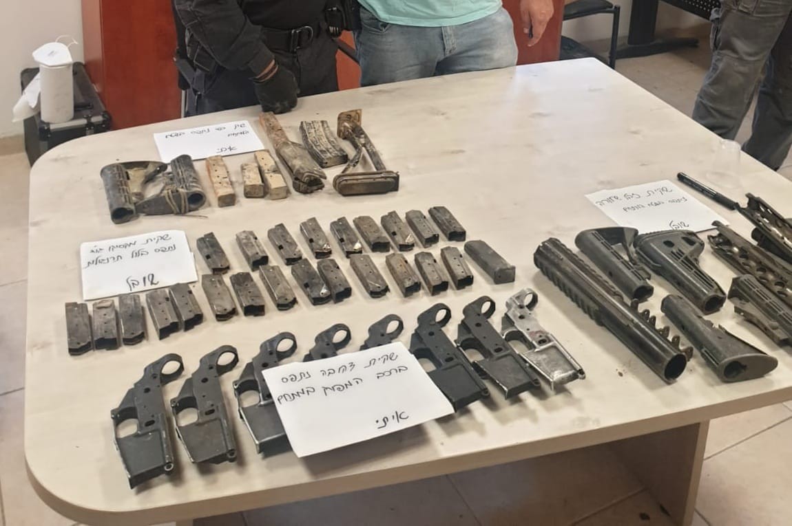במהלך חיפוש בביתו של ערבי: עשרות אמצעי לחימה נתפסו