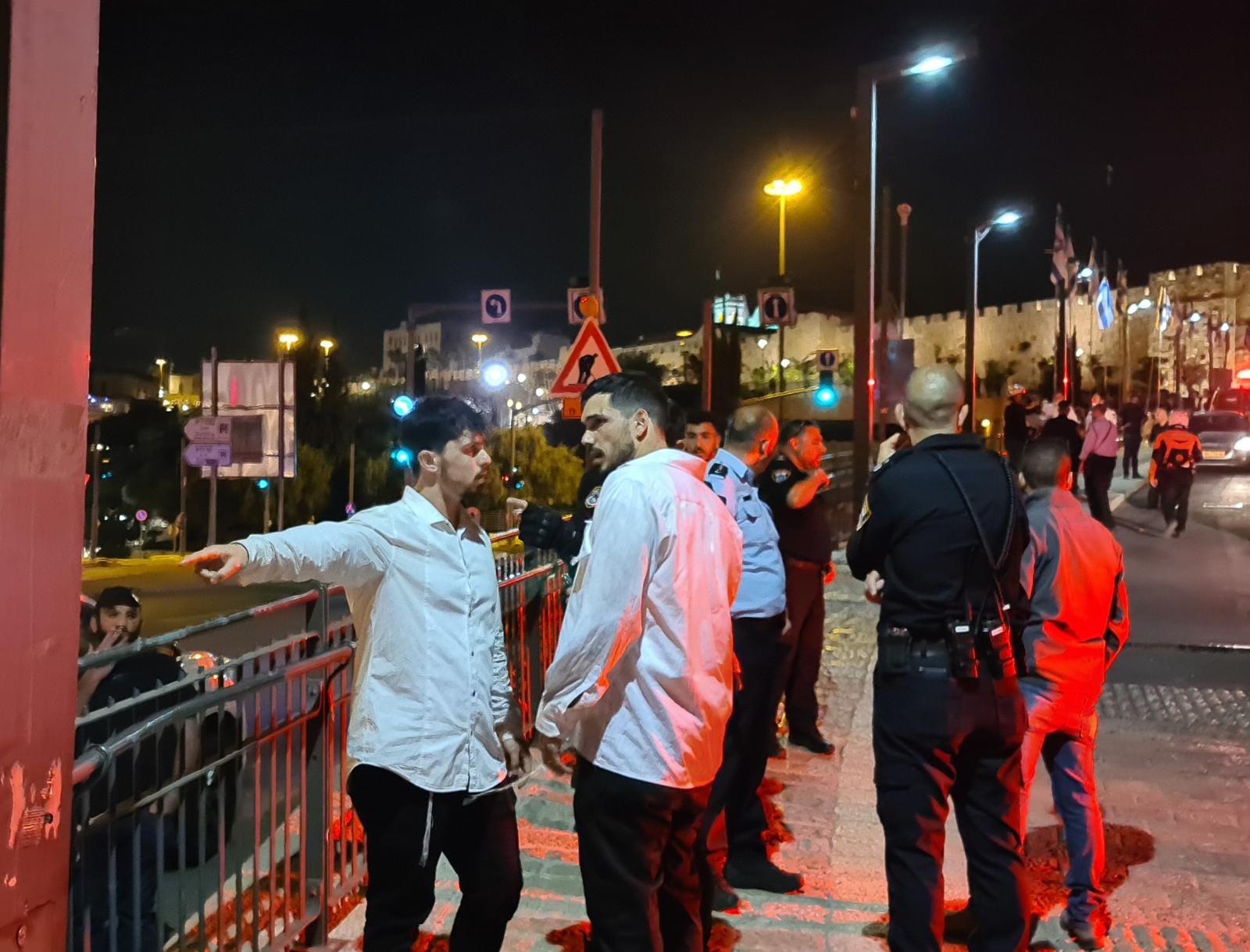 כח בילוש משטרתי מחופש לחרדים הותקף ע"י ערבים בירושלים - אחד הבלשים נאלץ לשלוף את נשקו