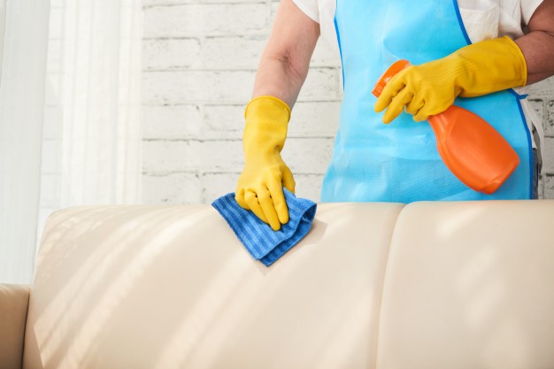 ניקוי ספות עור עם SOS Clean