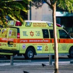 אישה בת 66 נדקרה למוות בפתח ביתה שבהרצליה; בעלה נעצר