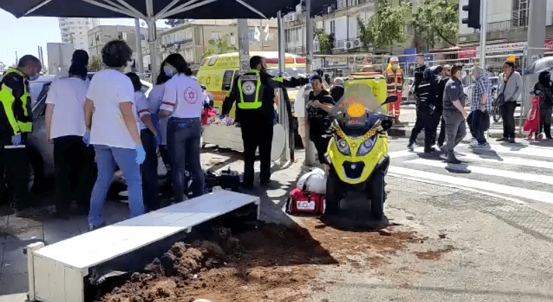 רכב פגע ביושבים במסעדה בבת ים - שלשה עשר נפצעו