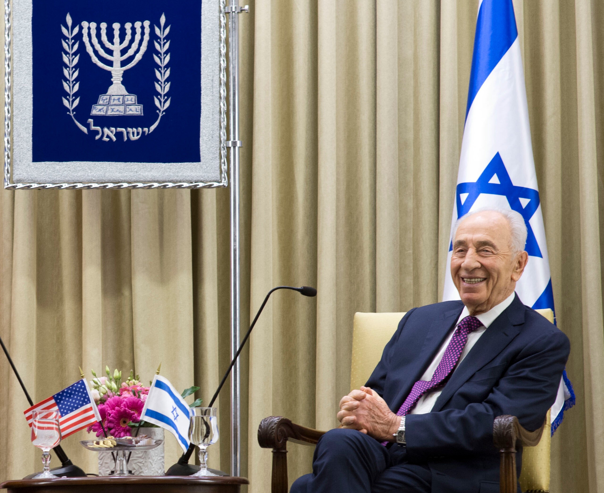 "הבטתי משתאה באיש הענק הזה" | הסיפור המרגש על הנשיא פרס
