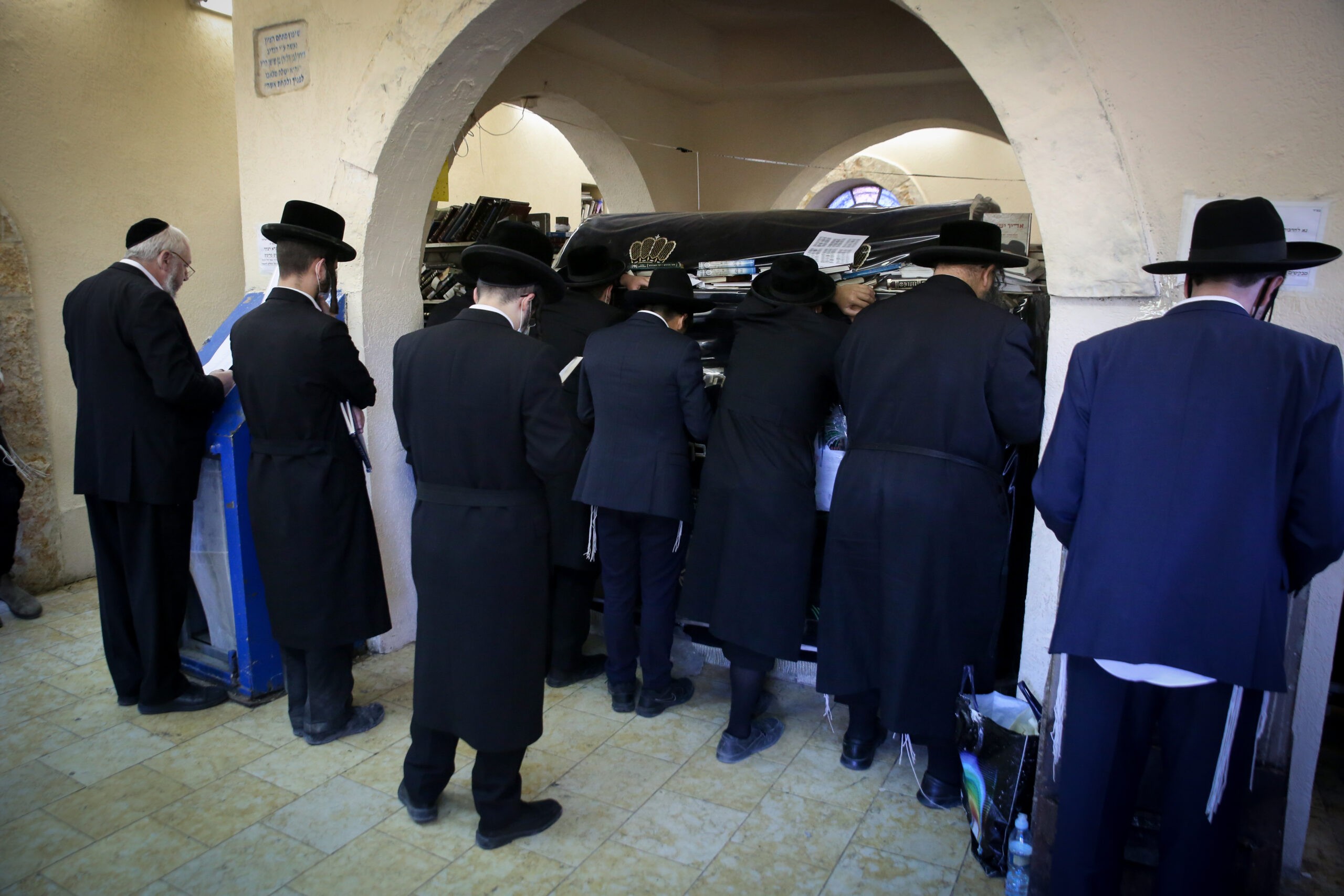 צפו: מאות בני אדם הגיעו לקברו של רבי יהודה בר עילאי להילולה