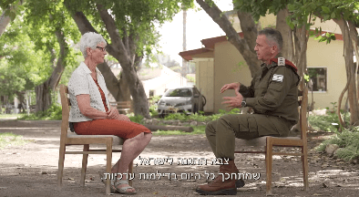 צפו: הרמטכ"ל כוכבי במפגש מרגש עם האם השכולה