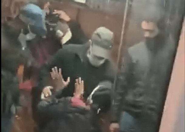 צפו: מסתערבים "מטפלים" בערבי שהטריד יהודים ברכבת הקלה