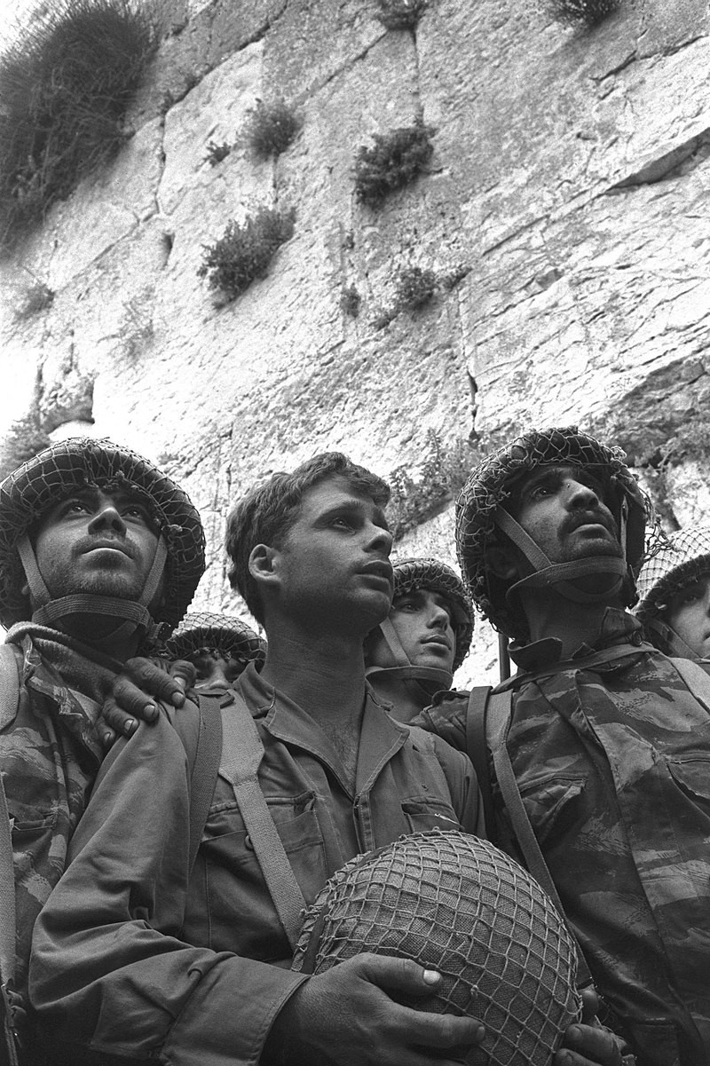 הלך לעולמו ד"ר יצחק יפעת, הצנחן שבמרכז התמונה המפורסמת