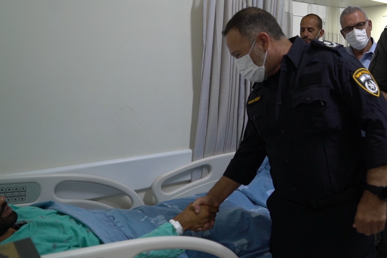 מפכ"ל המשטרה מבקר לוחם שנפצע מיידוי אבנים של ערבים