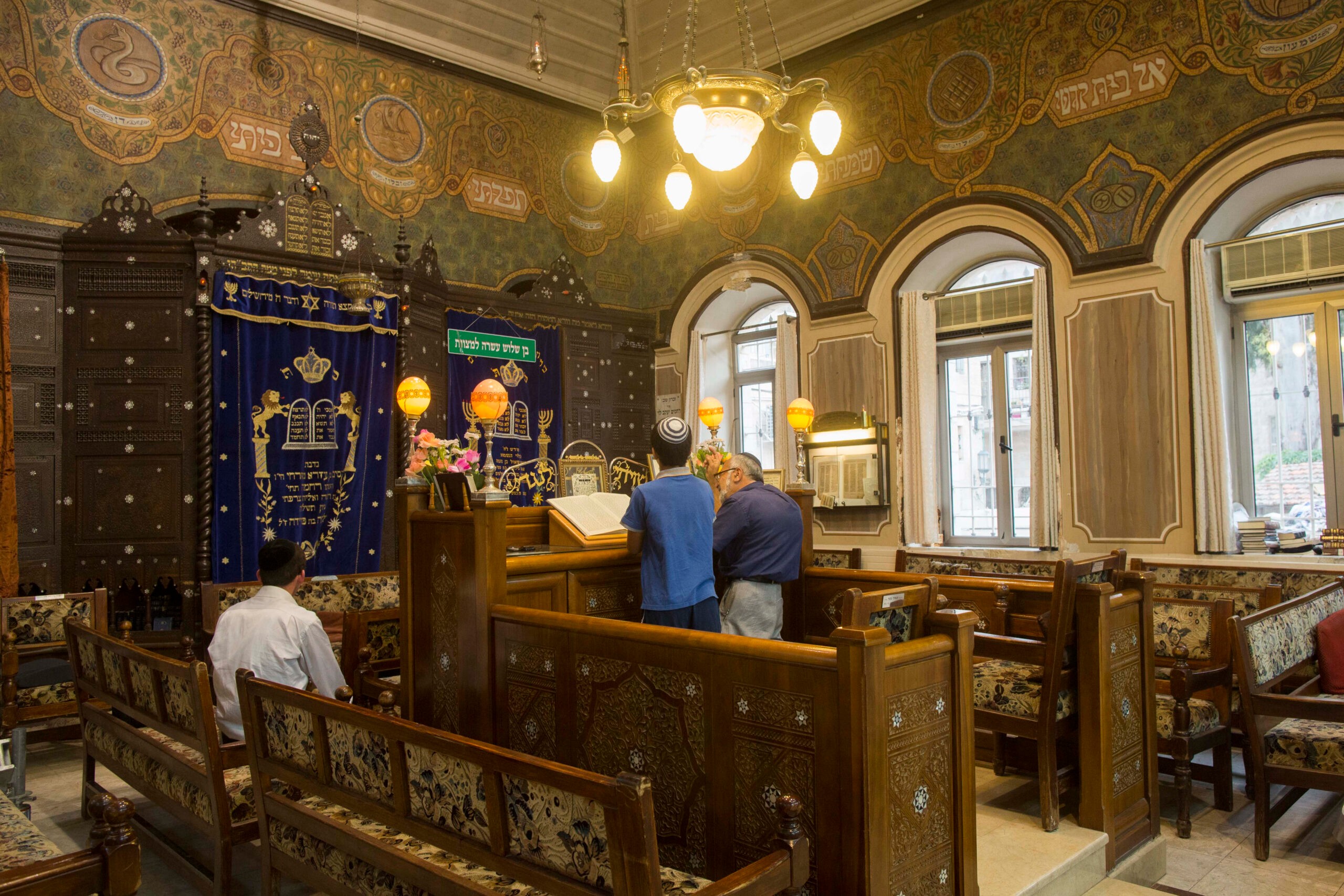 בגלל שננעל בבית הכנסת: הצמיד סכין לצווארו של הרב ואיים עליו