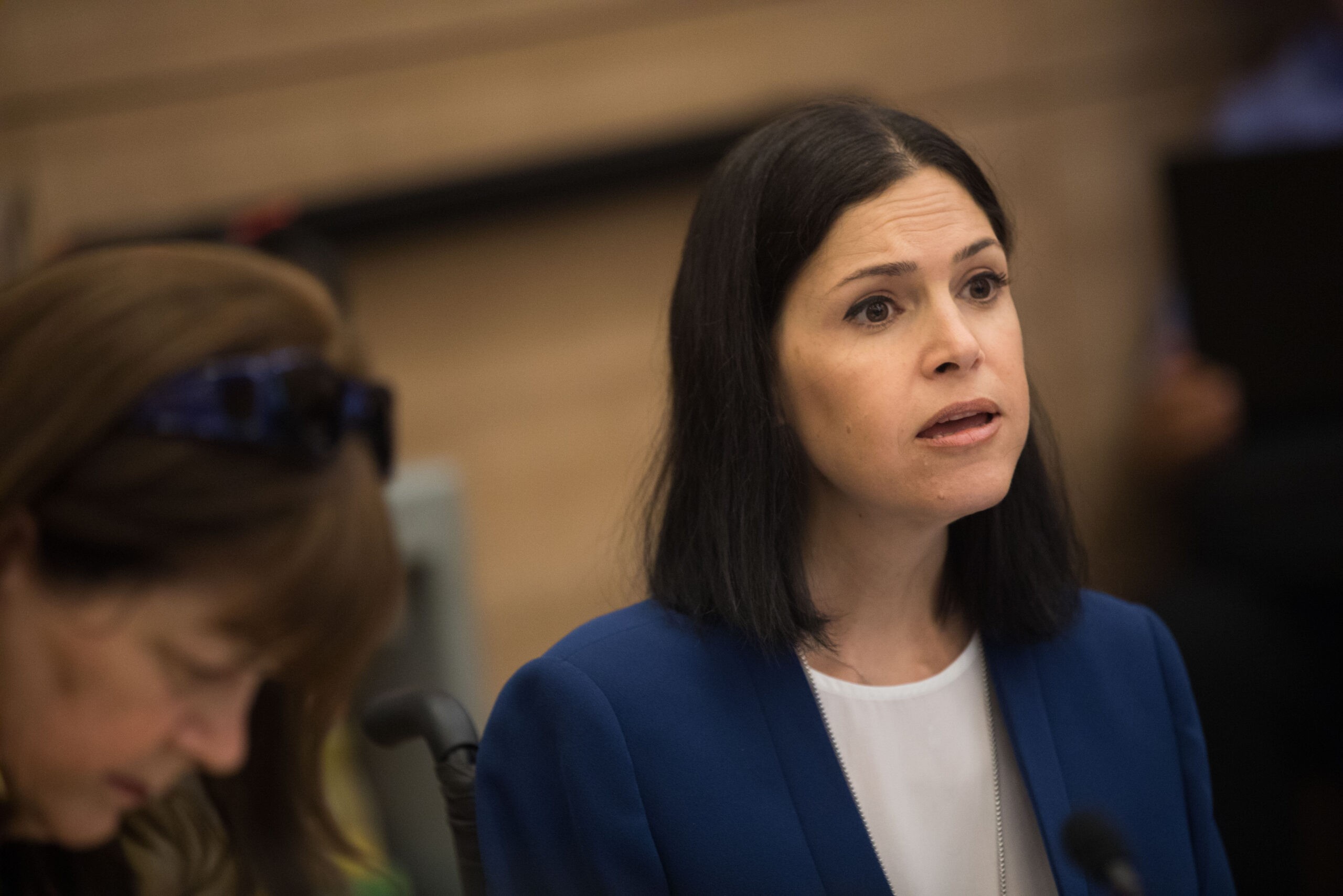"הטענות אינן אמת": חברי הוועדה נגד קארין אלהרר