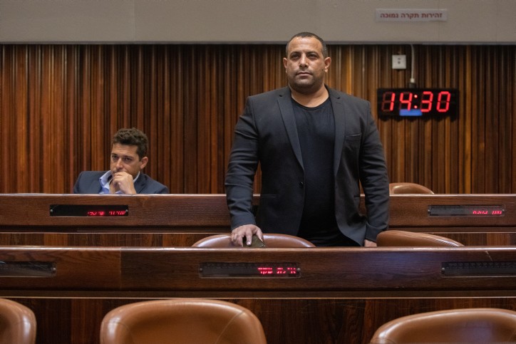 "הוא יישן היום ב-5 בבוקר": אביר קארה שוב מסתבך
