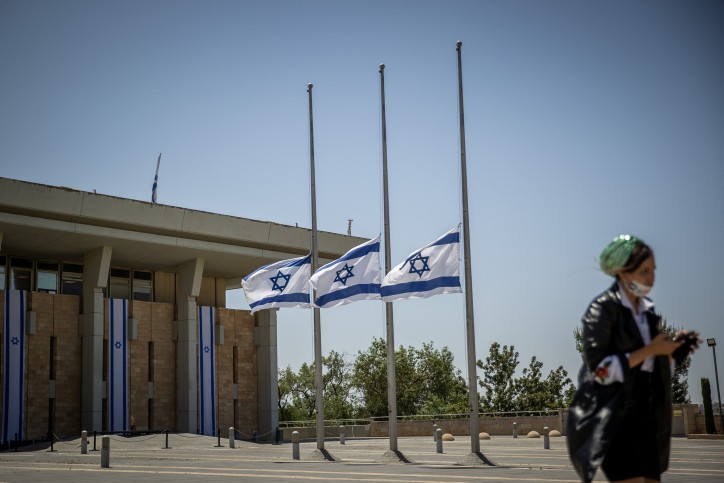 העולם היהודי מרכין ראש ויתייחד בדקת דומייה ברחבי העולם