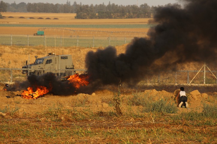 חבלנים פועלים סמוך לגבים, בעקבות בלון אליו מחובר חפץ חשוד