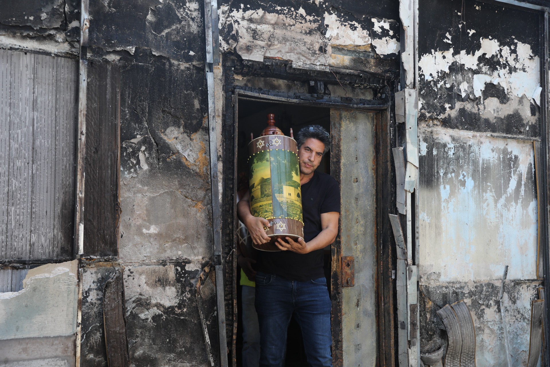 יהודים שיפצו את אחד מבתי הכנסת שנשרפו בלוד | צפו