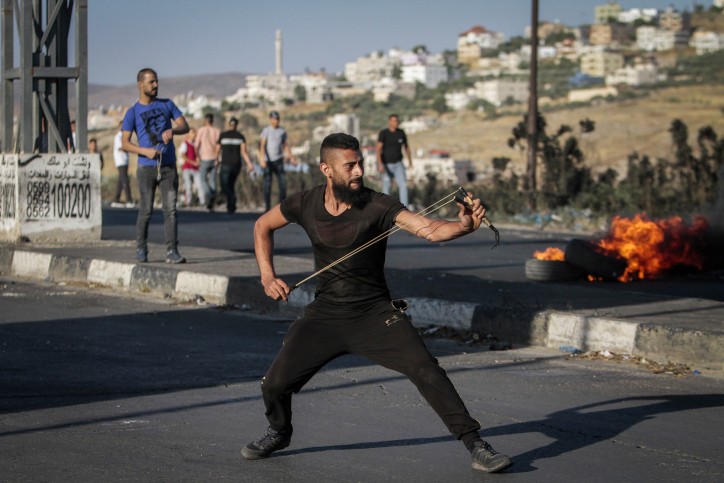 ערבי מתפרע ליד מחסום חווארה. צילום: נאסר אישתייה, פלאש 90