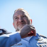 תושבת לוד מגיבה בבכי ל'נאום הסימטריה' של המפכ"ל